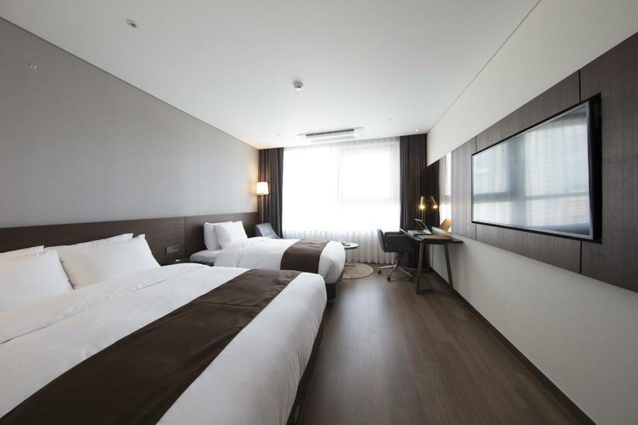 Ramada By Wyndham Daejeon Hotel Екстериор снимка