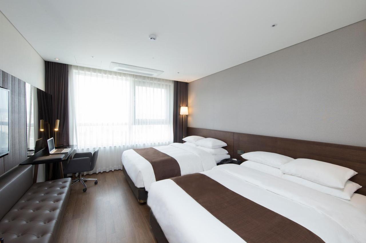 Ramada By Wyndham Daejeon Hotel Екстериор снимка