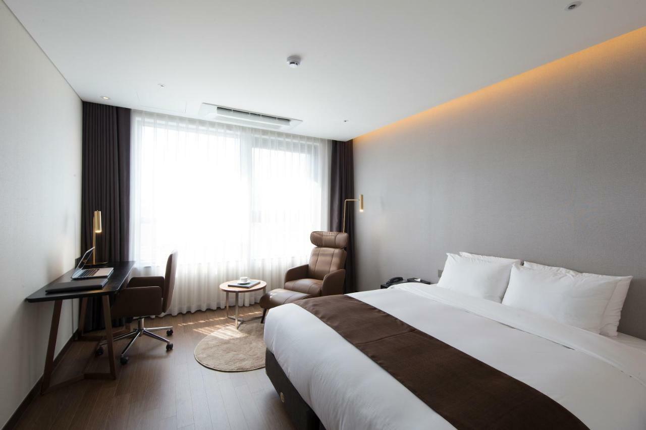 Ramada By Wyndham Daejeon Hotel Екстериор снимка